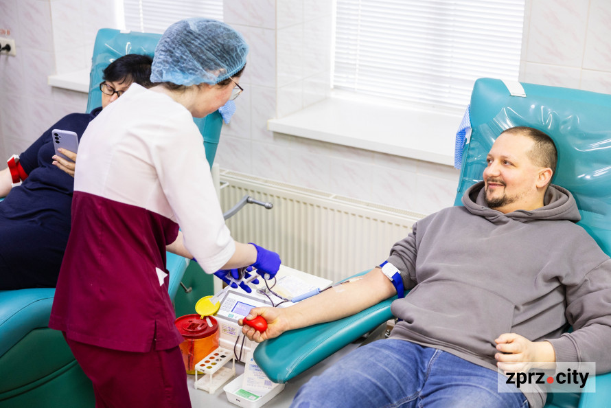 Потреба – рятувати життя: запорізькі металурги провели першу цього року донорську акцію
