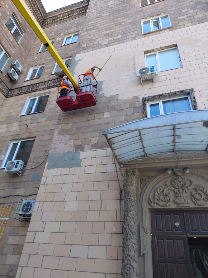 У Запоріжжі комунальники зіпсували красиву історичну будівлю, що є своєрідною брамою міста - фото