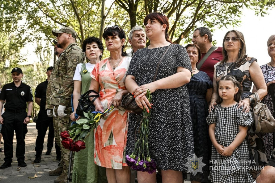 Замість листя - службові жетони: у Запоріжжі на честь полеглих правоохоронців встановили «Дерево пам'яті» (фото, відео)