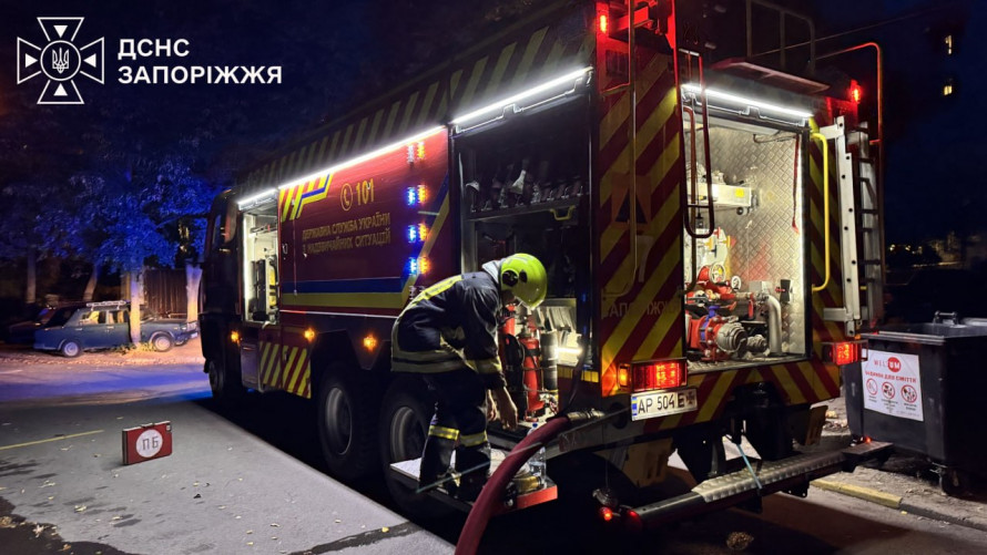 У Запоріжжі горіла багатоповерхівка, приватний будинок та автомобілі: на пожежі врятували бабусю