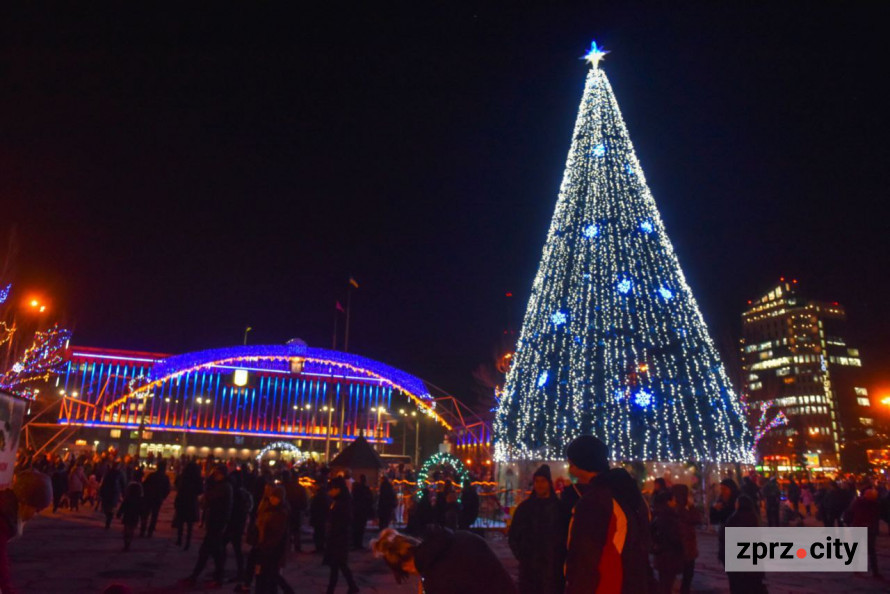 Казка мирних часів – як у Запоріжжі протягом 20 років змінювалася новорічна ялинка (фото)