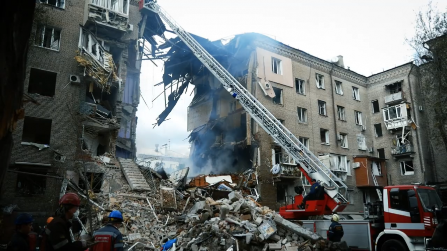 «Просто хочеться жити»: мешканка Запоріжжя повернулася до відновленої квартири, яку знищила російська ракета (фото, відео)