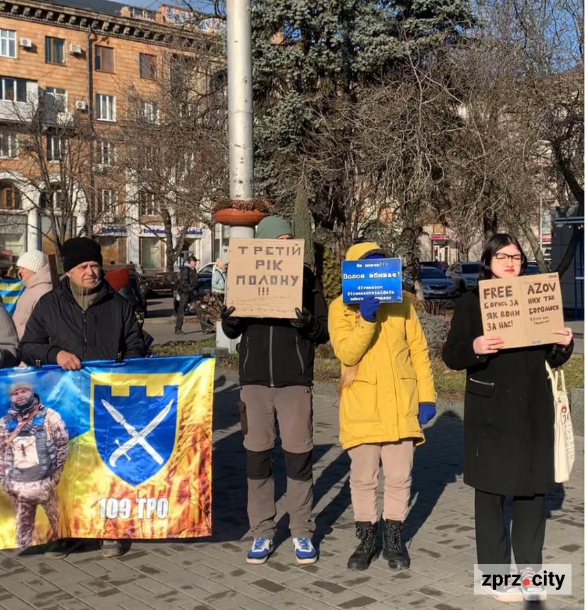 «Нас просили про тишу,  про забуття»: у Запоріжжі родини військовополонених провели якцію біля ялинки