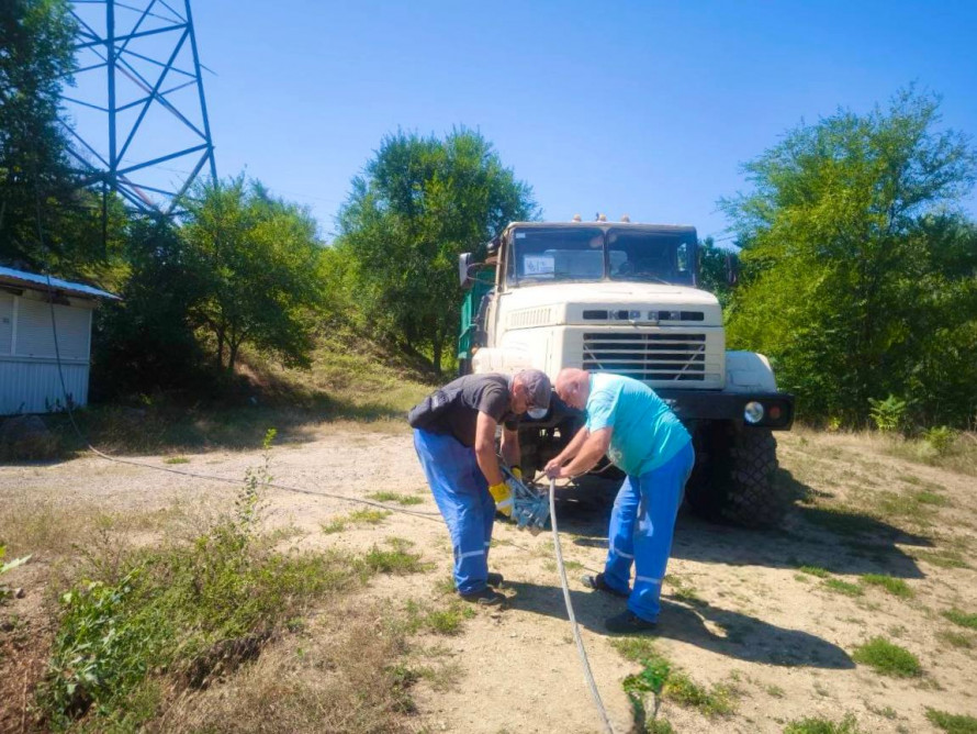 КАБи обірвали лінію над Дніпром: на Запоріжжі енергетики провели ризикований ремонт (фото)