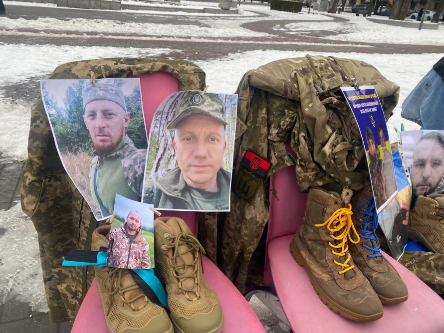 Четверте Різдво в полоні - у центрі Запоріжжя встановили ялинку з колючим дротом та стіл з порожніми стільцями (фото)