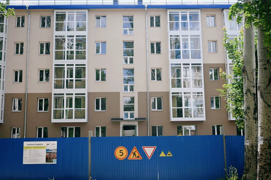 У Запоріжжі мешканці будинку, який зазнав ворожого удару, невдовзі зможуть повернутись до своїх квартир (фото)