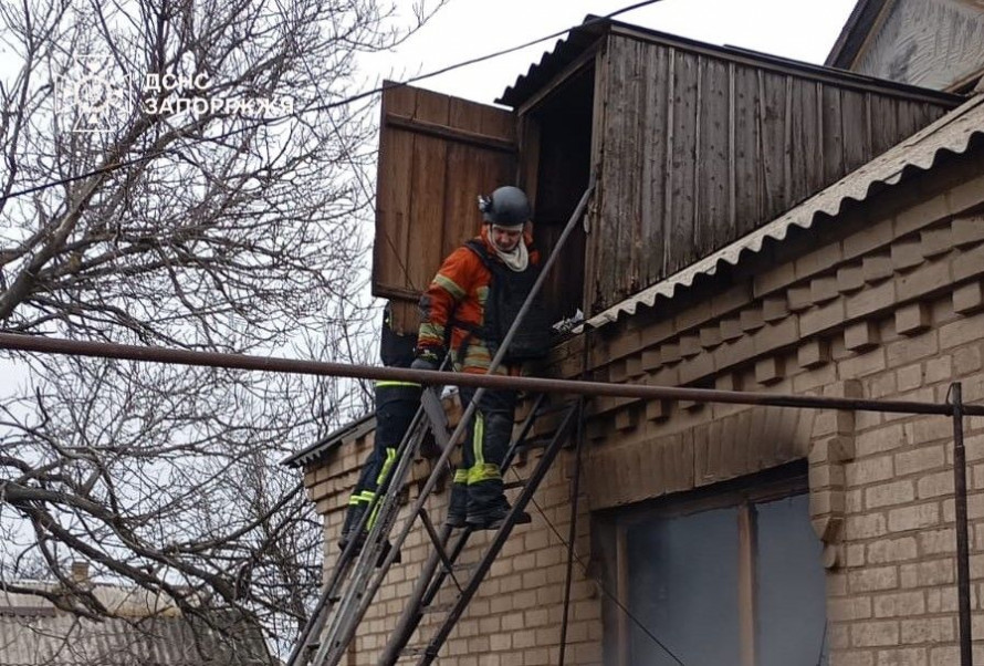 У Запоріжжі в багатоповерхівці спалахнула пожежа — надзвичайники гасили полум'я з драбини (фото, відео)