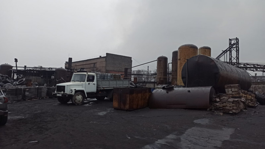 Працювали «в тіні»: на Запоріжжі викрили підпільне виробництво пального (фото)