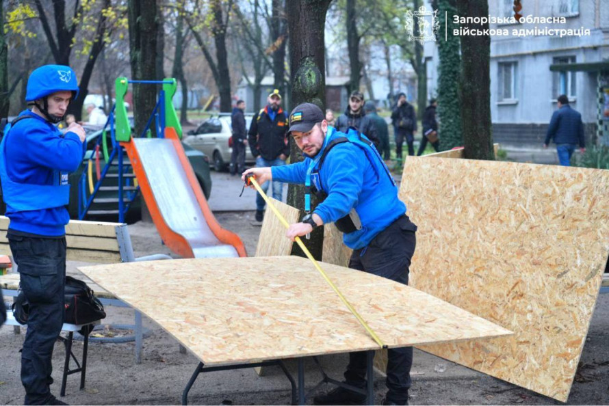 «Було чисто й людно, а сьогодні — уламки»: що розповідають очевидці нічного удару по Запоріжжю (фото, відео)