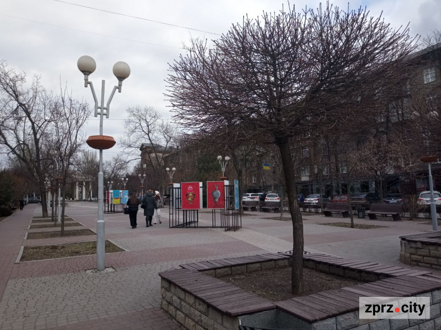 У Запоріжжі показали плакати воєнного часу "мами" авангардної української моди (фото)