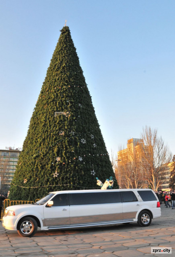 Казка мирних часів – як у Запоріжжі протягом 20 років змінювалася новорічна ялинка (фото)