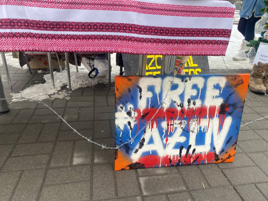 Четверте Різдво в полоні - у центрі Запоріжжя встановили ялинку з колючим дротом та стіл з порожніми стільцями (фото)