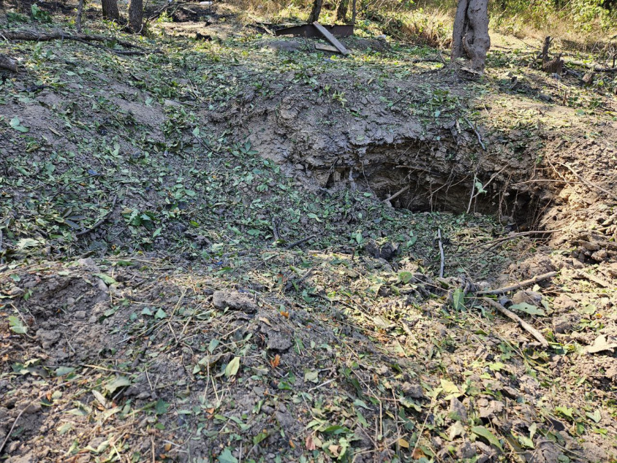 Вирва в кількох метрах від будинку - у Запоріжжі екоінспектори зафіксували наслідки обстрілу шахедами (фото)