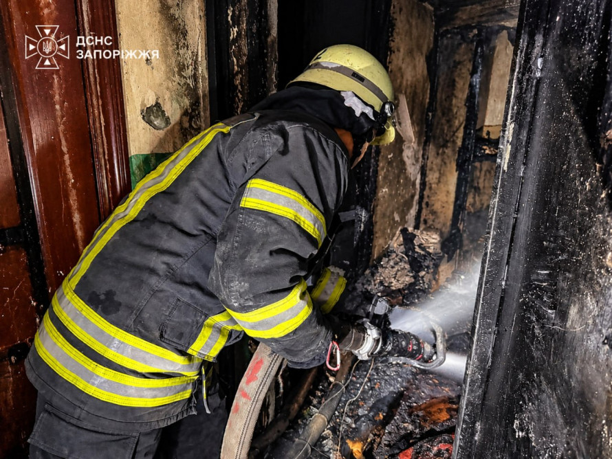 У Запоріжжі пожежа забрала життя двох людей - їх знайшли рятувальники у задимленій квартирі (фото)