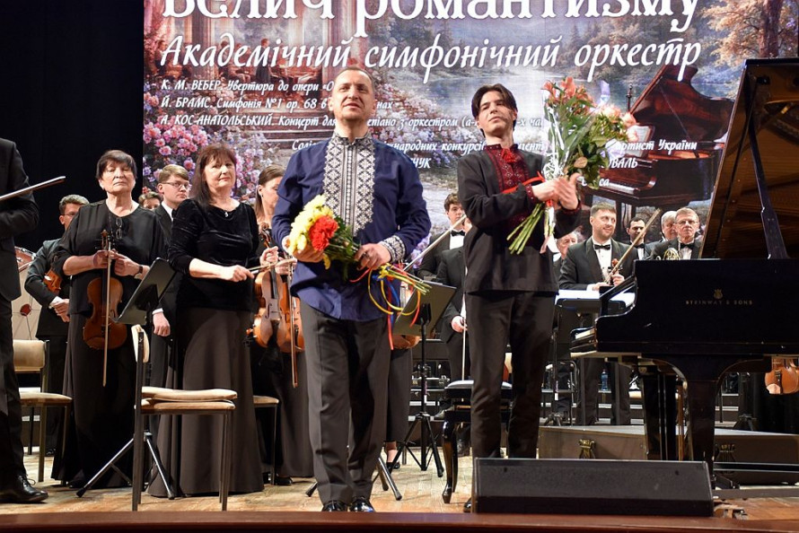 "Давно хотів зіграти цей концерт у рідній філармонії": 23-річний піаніст зачарував запоріжців разом із симфонічним оркестром