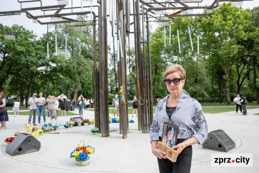 У Запоріжжі на Дереві Пам'яті додалось 80 дзвіночків з новими іменами загиблих Героїв - фото
