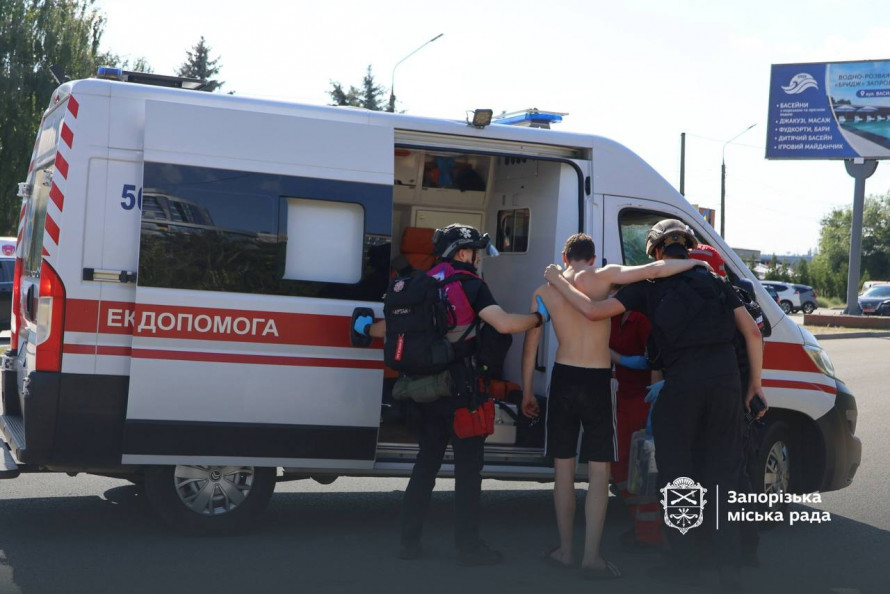 Росіяни вдарили по Центральному пляжу Запоріжжя: серед поранених діти (фото)