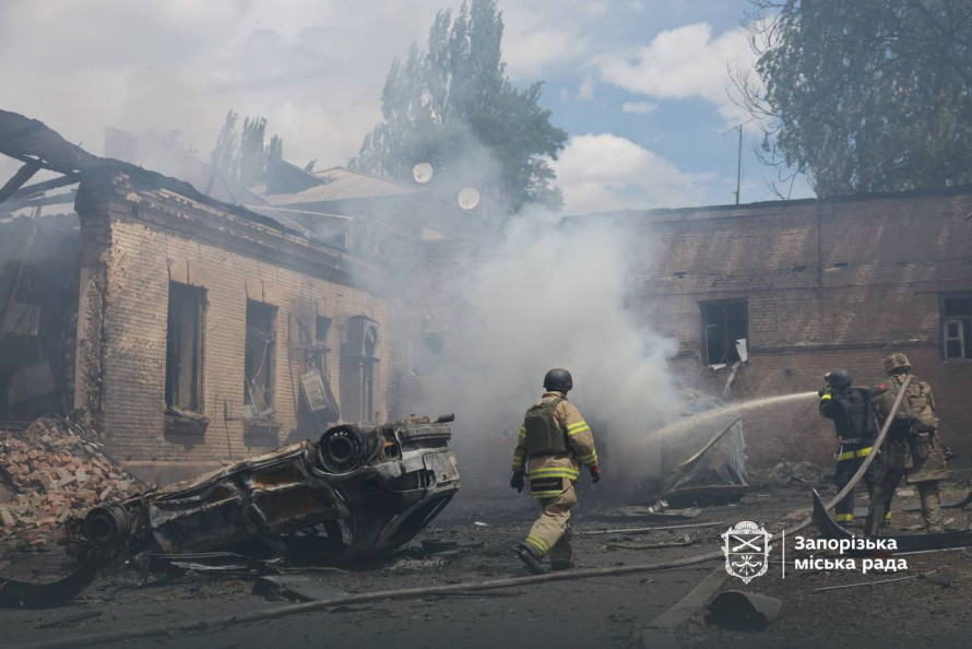 Удар по старому місту: росіяни вдарили по житловому кварталу Запоріжжя — є поранені (фото, відео)