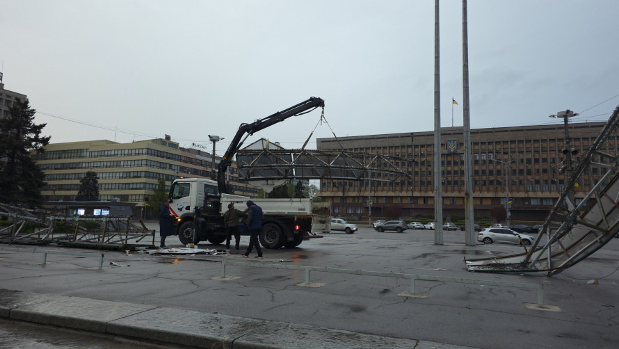 Зруйнована арка та пошкоджений дах філармонії: у Запоріжжі триває ліквідація наслідків буревію (фото, відео)