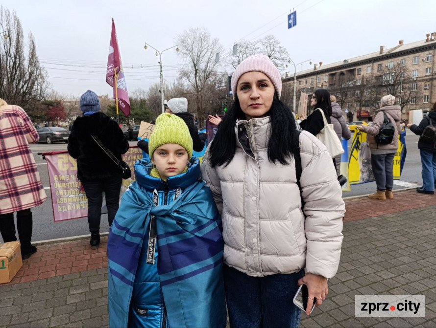 Третє Різдво в полоні - у Запоріжжі встановили незвичайну ялинку на підтримку Героїв (фото)