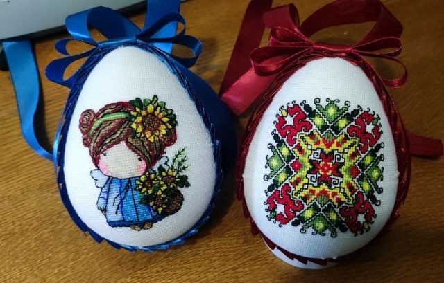 Українські пісні ожили у вишивці: у Запоріжжі відкрилася виставка писанок, рушників, мотанок (фото)