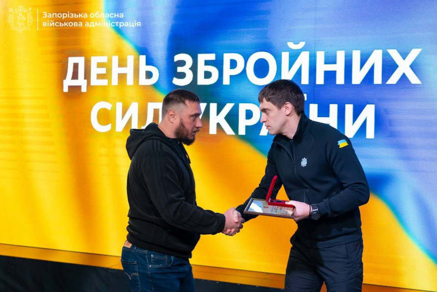 Нагороди, відданість і пам’ять про полеглих Героїв - в Запоріжжі відзначили День ЗСУ (фото)