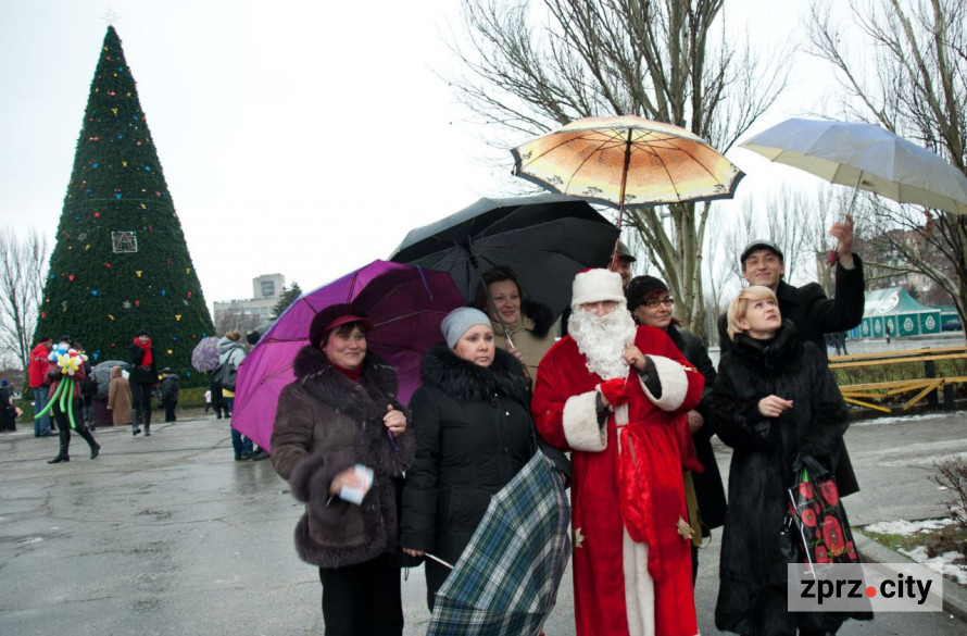 Казка мирних часів – як у Запоріжжі протягом 20 років змінювалася новорічна ялинка (фото)