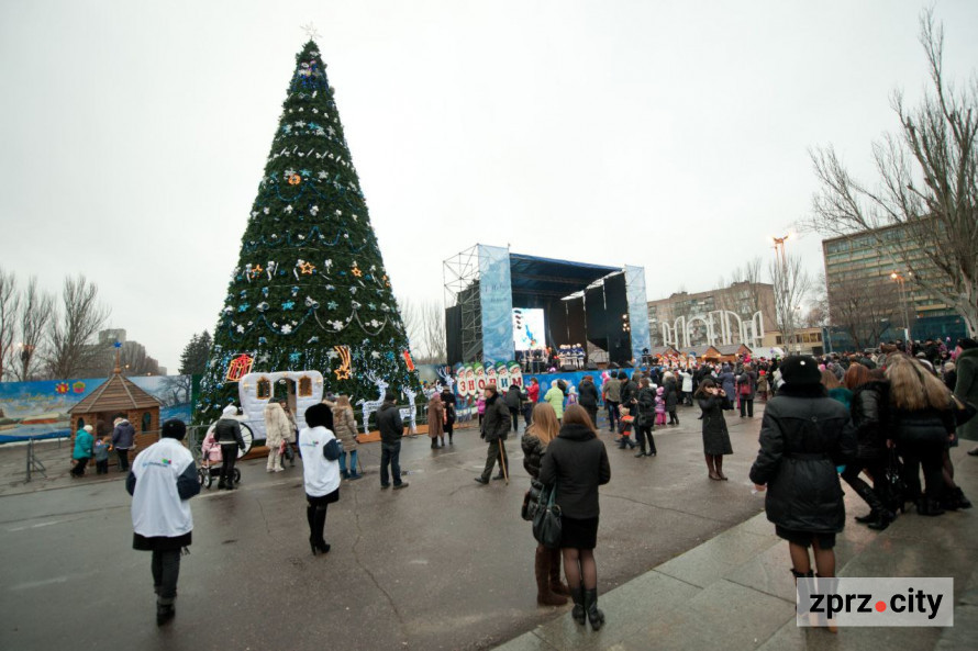 Казка мирних часів – як у Запоріжжі протягом 20 років змінювалася новорічна ялинка (фото)