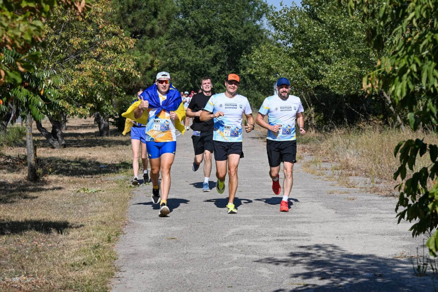 Об'єднані прапорами: у Запоріжжі влаштували святковий забіг на підтримку військових (фото, відео)