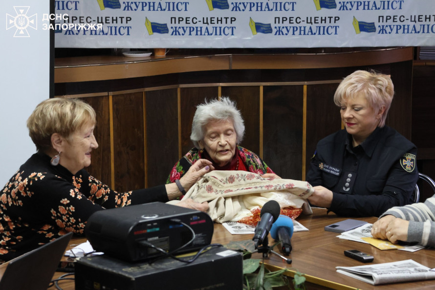"Кожен хрестик — це врятована під час обстрілу 90-річна запоріжанка подарувала ДСНС власноруч вишитий рушник