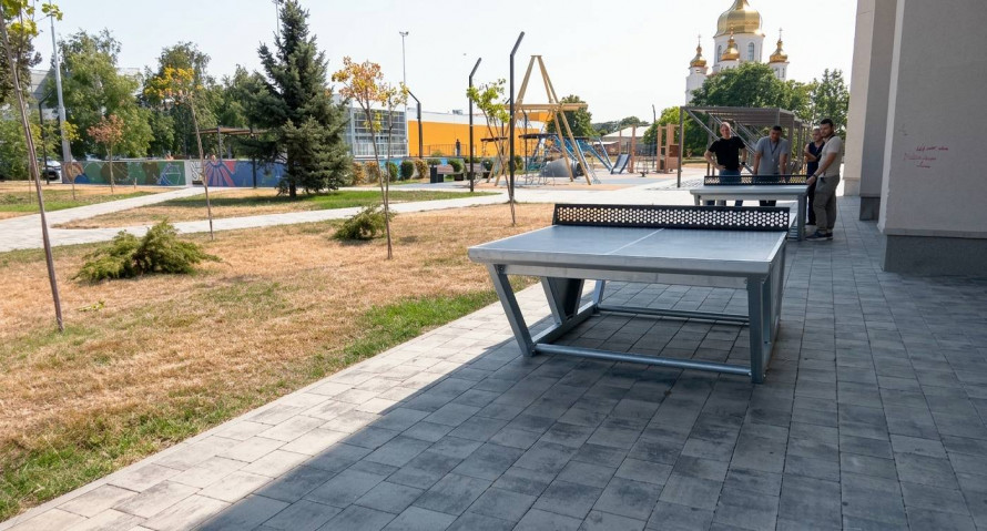 У Хортицькому районі Запоріжжя встановили антивандальні тенісні столи: де вже можна грати (відео)