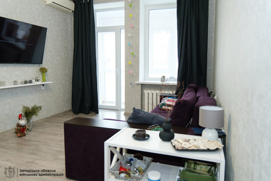 «Просто хочеться жити»: мешканка Запоріжжя повернулася до відновленої квартири, яку знищила російська ракета (фото, відео)