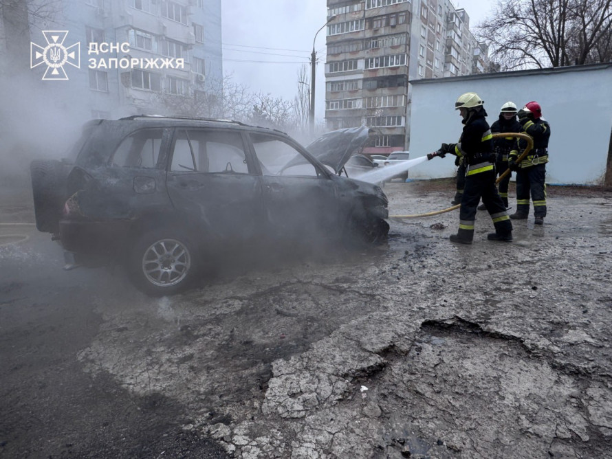 Вогонь охопив легковик - у Запоріжжі рятувальники загасили палаючу автівку (фото)