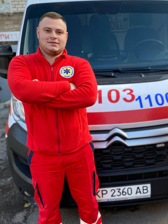 Шанс на життя: у Запоріжжі фельдшер допоміг врятувати жінку, яку збила автівка (фото)