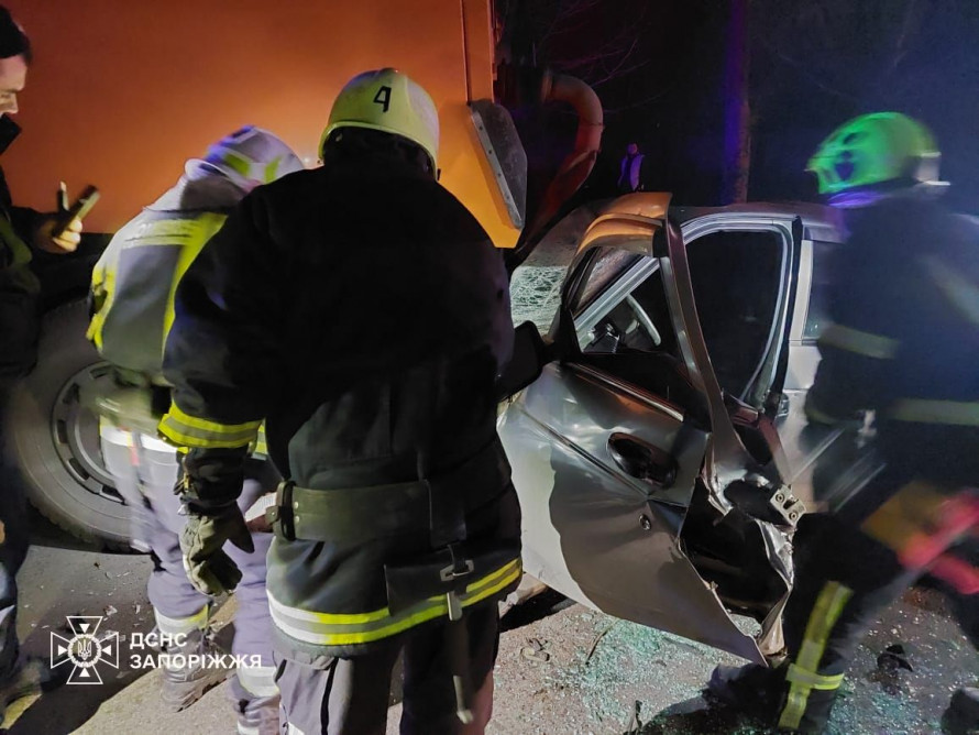 В'їхав у вантажівку: у Запоріжжі рятувальники звільнили водія з понівеченої автівки