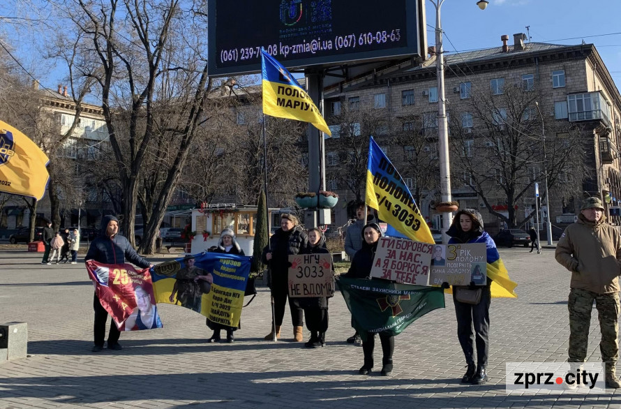 «Нас просили про тишу,  про забуття»: у Запоріжжі родини військовополонених провели якцію біля ялинки