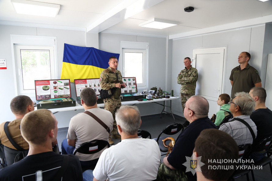 Чотирилапа терапія - у Запоріжжі собаки поліції допомагають військовим відновитися після поранень (фото)