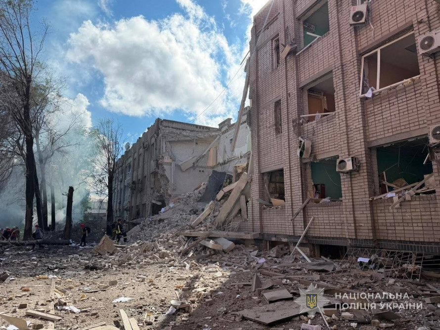 Три КАБи вдарили по Запоріжжю: під завалами шукають людей, є загиблий і поранені (фото, відео)