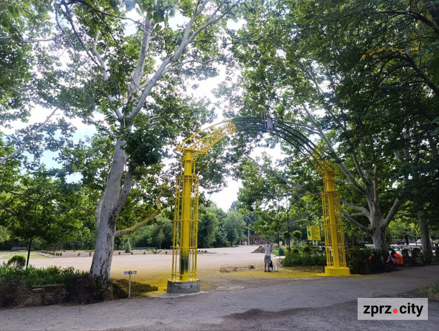 Теніс під кронами дерев - у запорізькому парку з'явилася стильна локація для гри та відпочинку (фото)