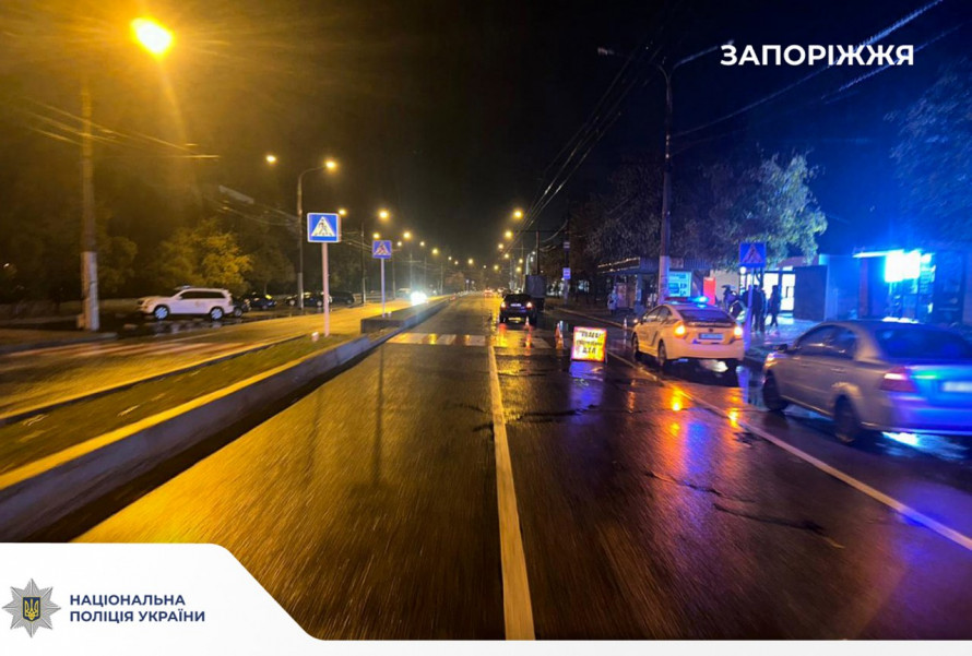 ДТП у центрі Запоріжжя: водійка Ford збила пішохода на переході, поліція шукає свідків (фото)