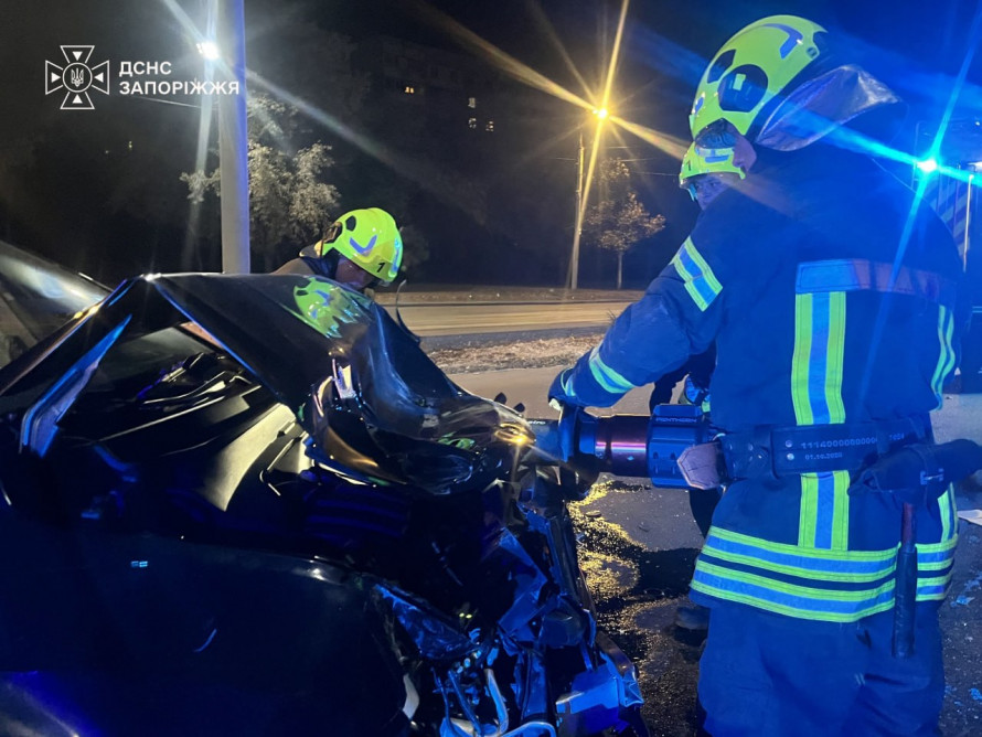 Пасажира затисло в понівеченому авто: у Запоріжжі рятувальники деблокували потерпілого після ДТП (фото)