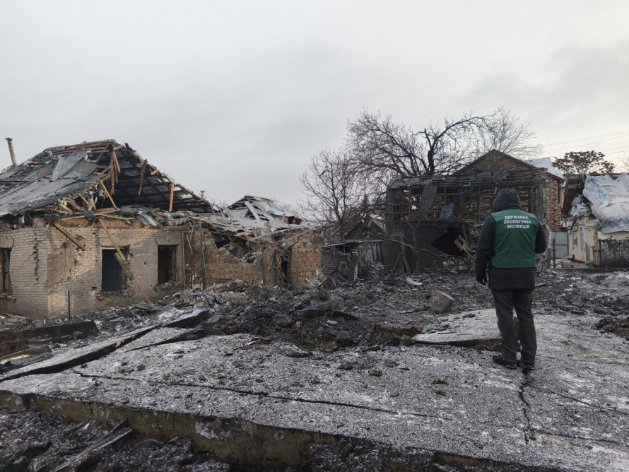 Величезні вирви та уламки довкола: в Запоріжжі екологи зафіксували наслідки удару керованими авіабомбами (фото)
