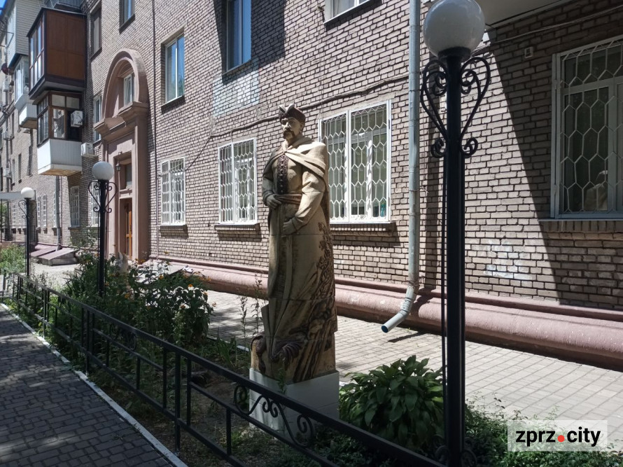 У центрі Запоріжжя стоять скульптури, зроблені дітьми - фото