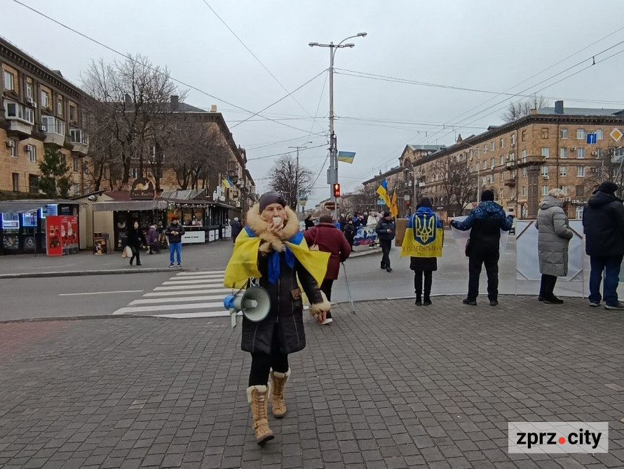 Третє Різдво в полоні - у Запоріжжі встановили незвичайну ялинку на підтримку Героїв (фото)