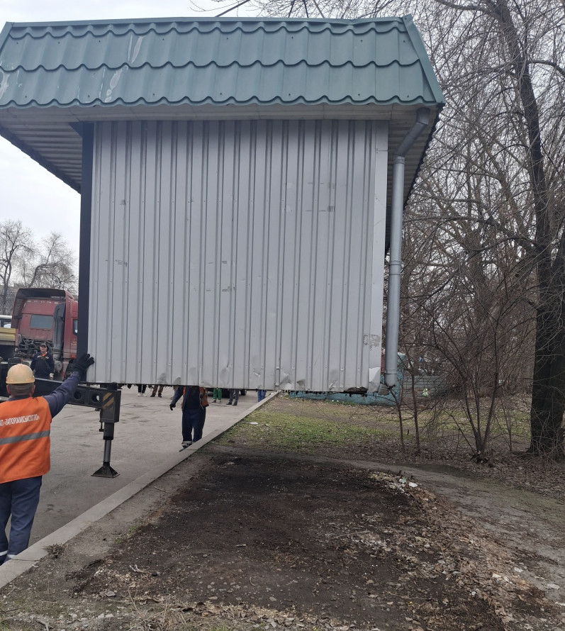 Власник не виконав вимоги - в одному з районів Запоріжжя знесли незаконний МАФ (фото)