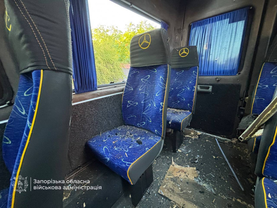 Маршрутка стояла на світлофорі: російський дрон атакував транспорт у Запоріжжі, є важкопоранені (фото, відео)