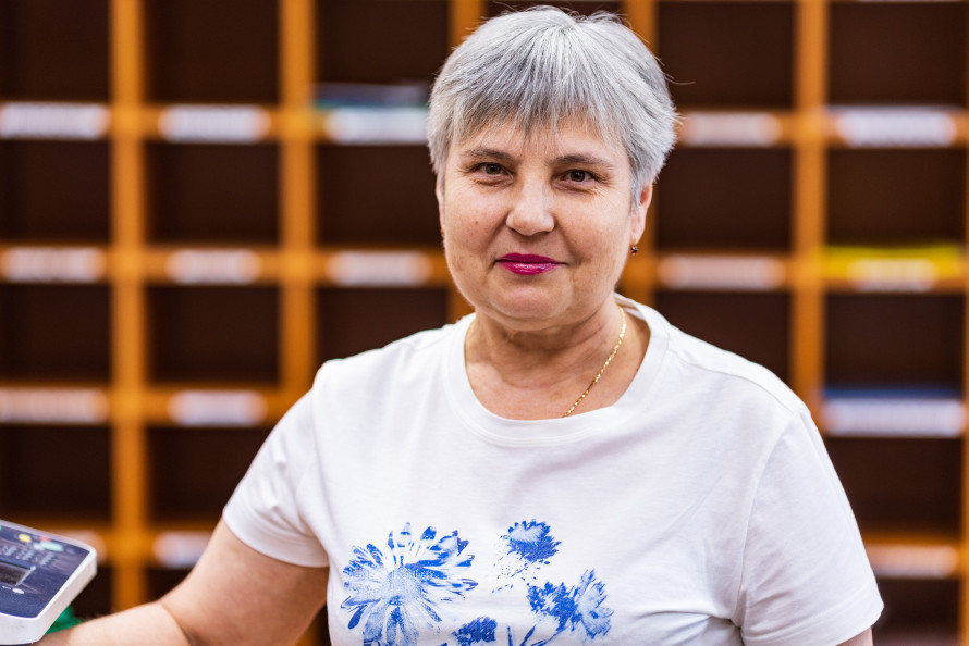 Творчість, що рятує: як фахівчиня Запоріжсталі створює ляльки-мотанки у вишиванках
