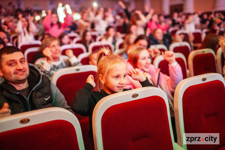 У Запоріжжі родини запоріжсталівців безкоштовно відвідали новорічні вистави