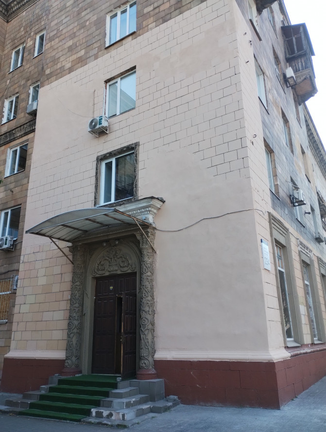 У Запоріжжі комунальники зіпсували красиву історичну будівлю, що є своєрідною брамою міста - фото