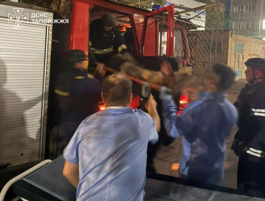 Двічі за ніч били КАБами: у Новоолександрівці з-під завалів дістали 65-річну жінку (фото)